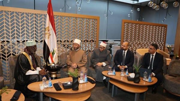 وزير الأوقاف يلتقي بمفتي الكونغو في مؤتمر الإفتاء