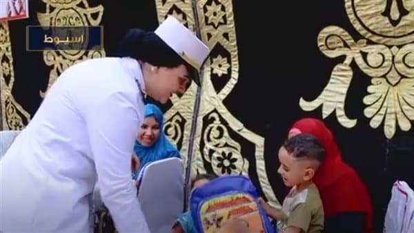 الداخلية توزع مستلزمات ومدارس