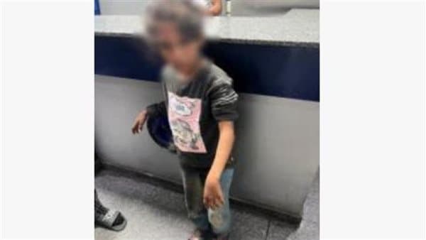 طفلة معاقة تتجول وحدها في النزهة