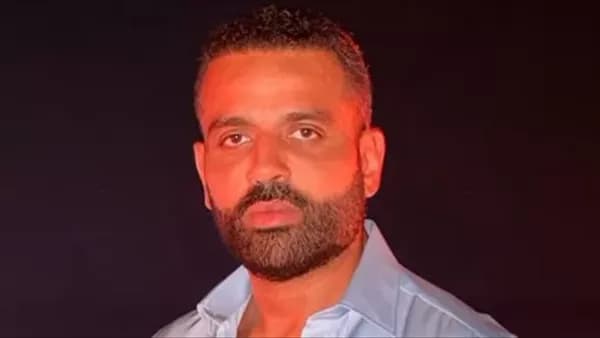 صلاة الجنازة على والد عمر السعيد بحضور محمود عبد العزيز