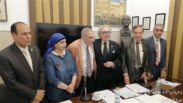 نقيب الكتاب يدعم المشروع الصحي بمليون جنيه