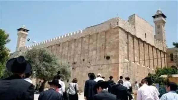 مئات المستوطنين يقتحمون الحرم الإبراهيمي