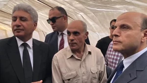 Tourism Minister awards discoverer of Ramesses II statue