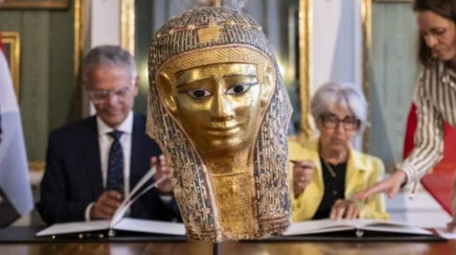 مصر تستعيد قناعا ذهبيا من سويسرا