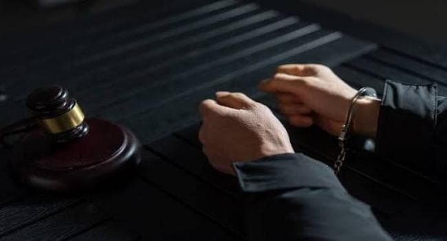 قرار إيداع سجن لموظف بنكي