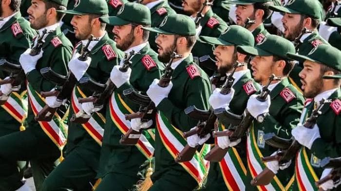 ضحايا في هجوم أميركي على جزيرة لارك والحرس يدعو للرد