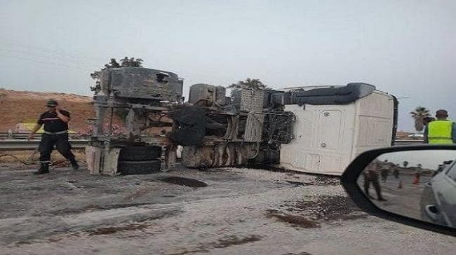حادث انقلاب شاحنة في منطقة الفحص