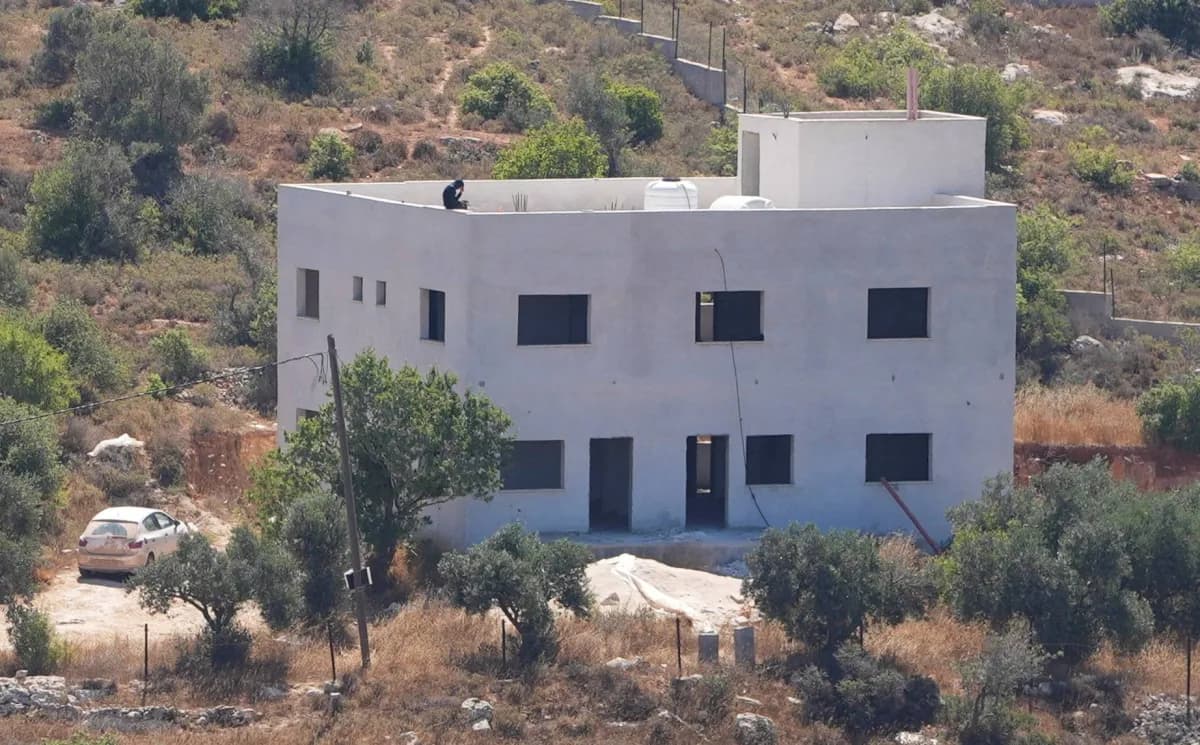 مستوطنون يسيطرون على منزل فلسطيني بالضفة