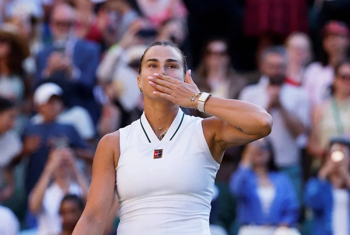 Sabalenka advances at Wimbledon