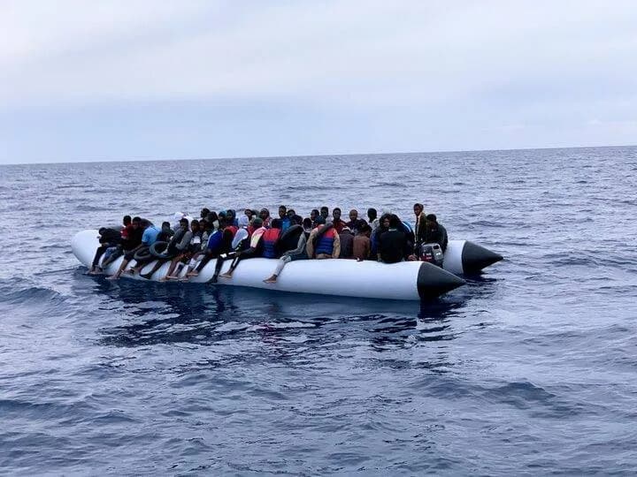 50 قتيلاً ومفقوداً في انقلاب قارب مهاجرين قبالة سواحل ليبيا