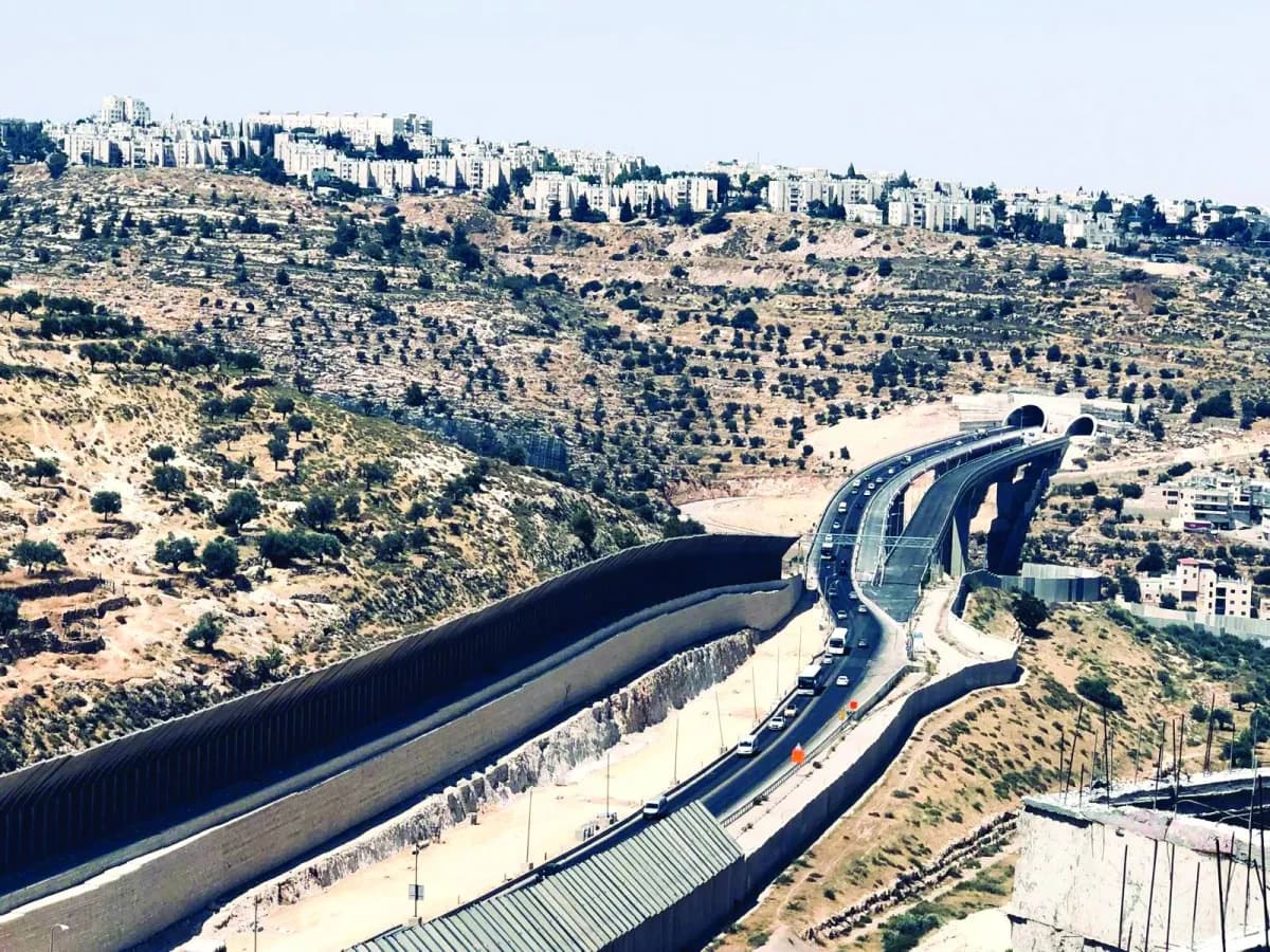 إسرائيل توسع الفصل مع الفلسطينيين عبر طرق استيطانية