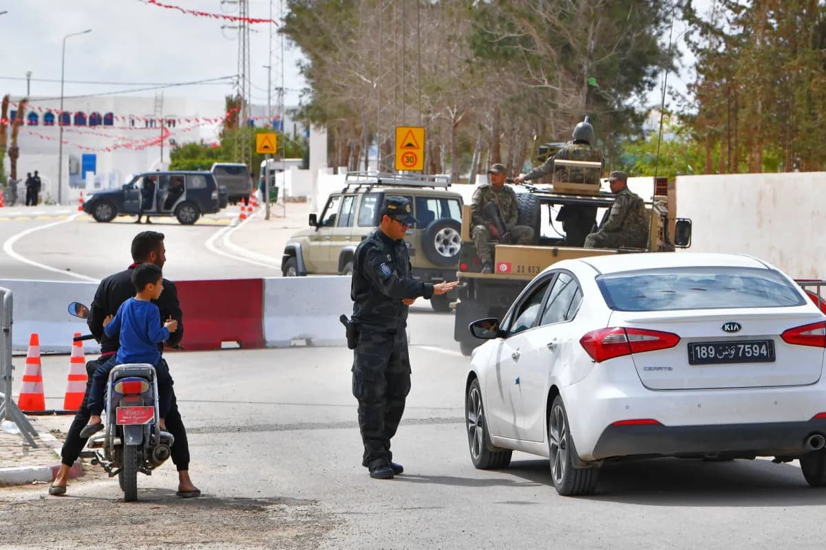 Tunisia prolongs buffer zone for security