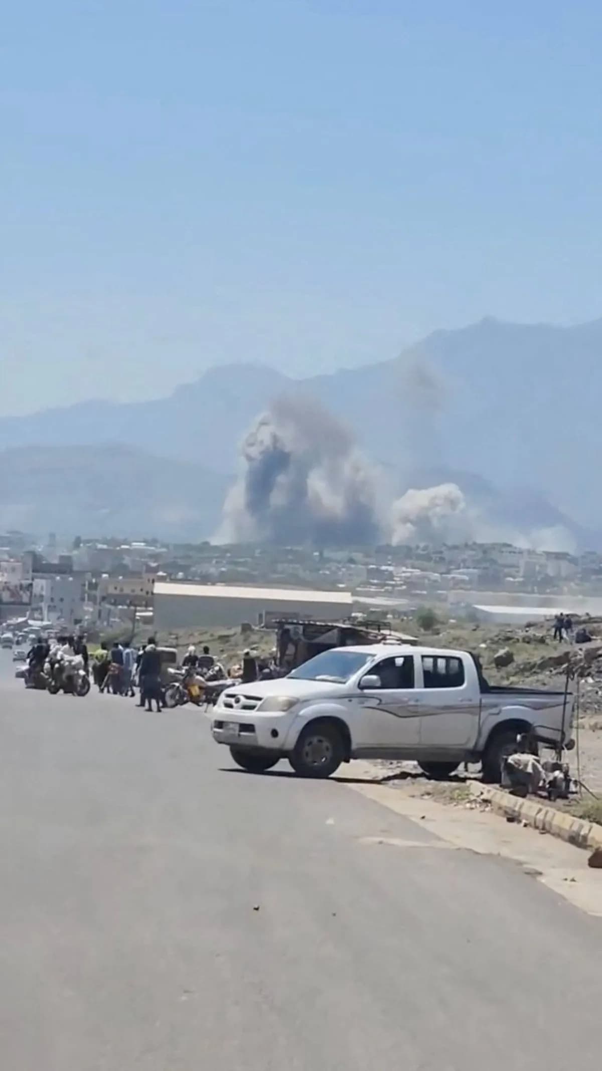 Air and ground attacks diminish Houthis in Taiz