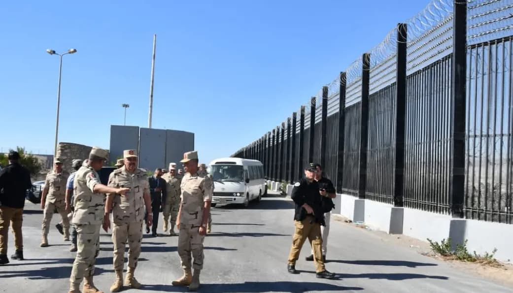 إسرائيل تتحدث عن تسهيل تهجير غزيين وتزايد التوتر مع مصر