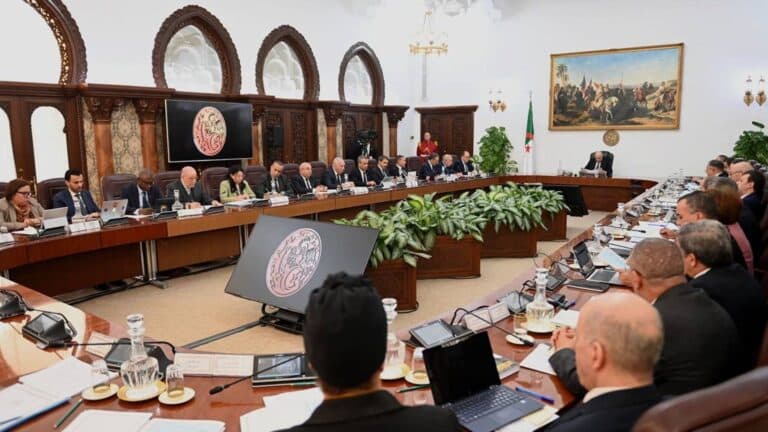 الرئيس الجزائري يترأس اجتماع مجلس الوزراء