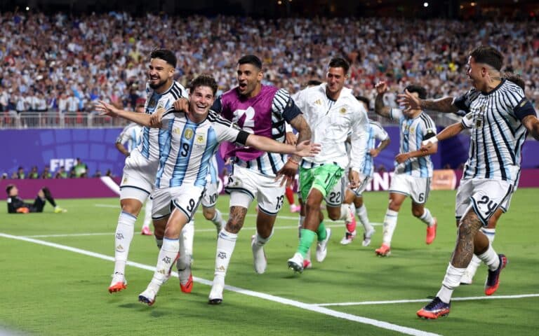 الأرجنتين تتغلب على سويسرا وتواجه إنجلترا في دور خروج المغلوب