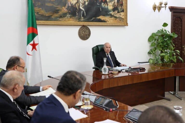 مجلس الوزراء الجزائري يعلن أن الحصول على المنحة السياحية سيكون مؤقتا عبر بطاقة بنكية