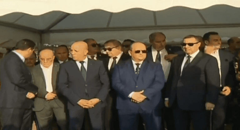 الوزير الأول الجزائري وأعضاء الحكومة يشاركون في تشييع ضحايا حريق مؤسسة الطفولة المسعفة