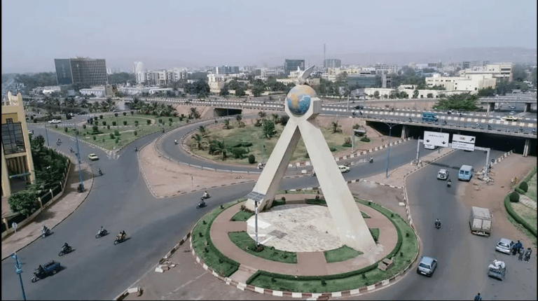 مالي تقرر إعادة سفيرها إلى الجزائر وفتح مجالها الجوي مجددًا
