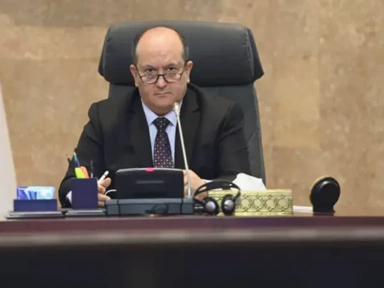 الوزير الأول يصل إلى مركز التحكم في منظومة الشبكة الوطنية للكهرباء