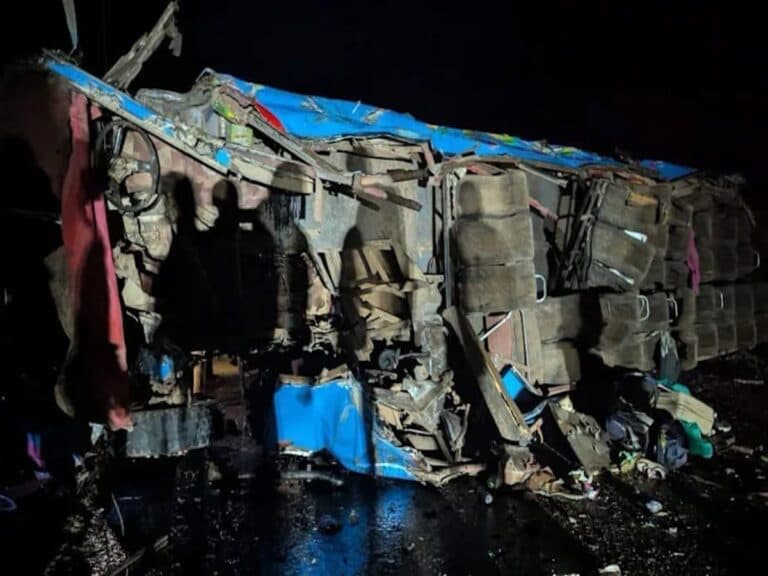 أوغندا: وفاة 19 تلميذا وإصابة العشرات في حادث سقوط حافلة مدرسية شرقي البلاد