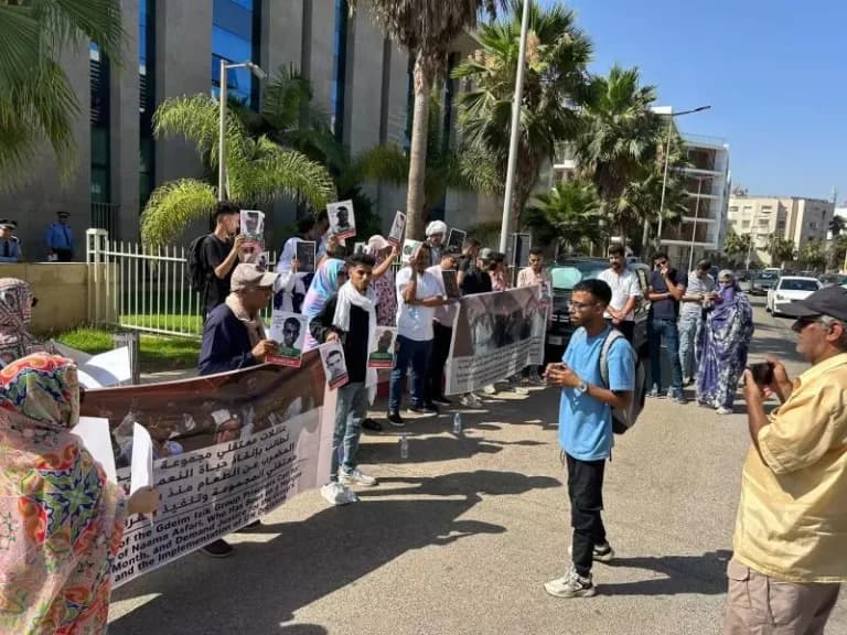 عائلات أسرى أكديم إزيك في الصحراء الغربية تندد بانتهاكات المغرب وتطالب بإنقاذ المضربين عن الطعام