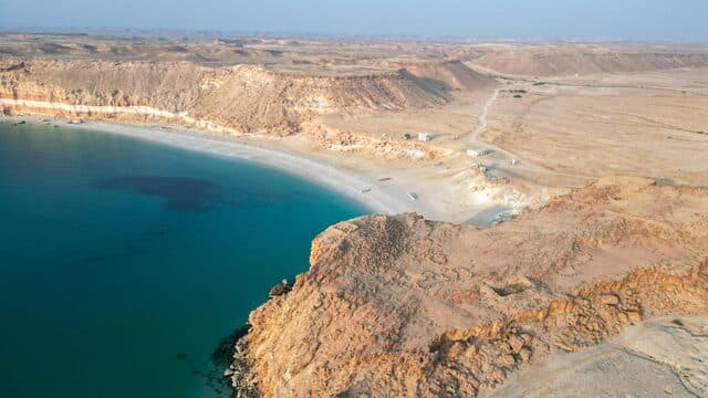 هيئة بحرية بريطانية تُراقب سفينة قرب ناقلة نفط مقابل اليمن
