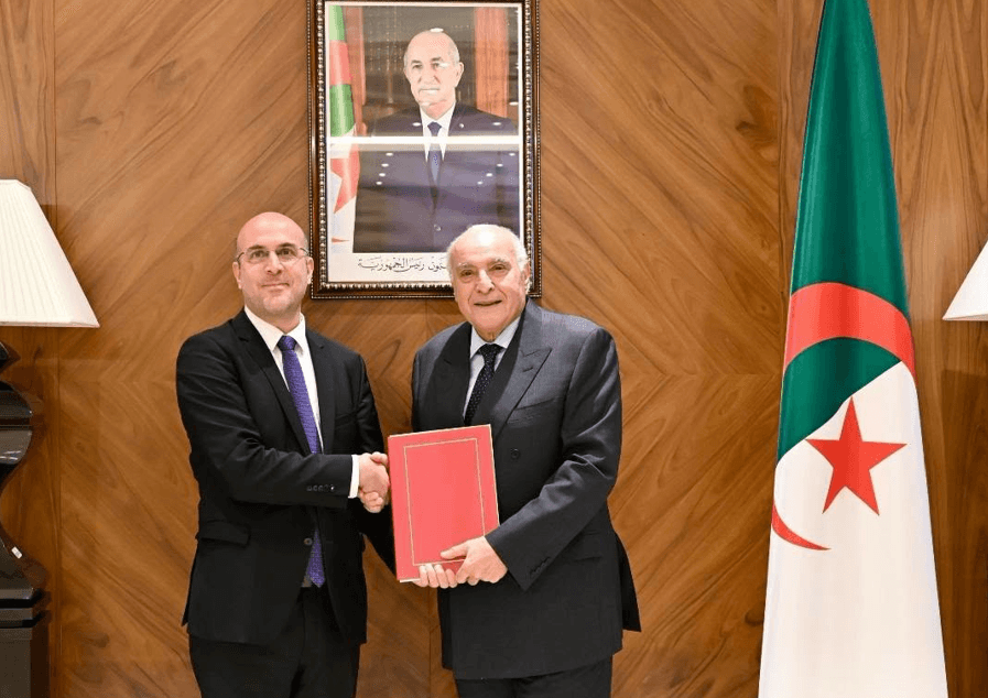 Algerian FM accepts new ambassador credentials