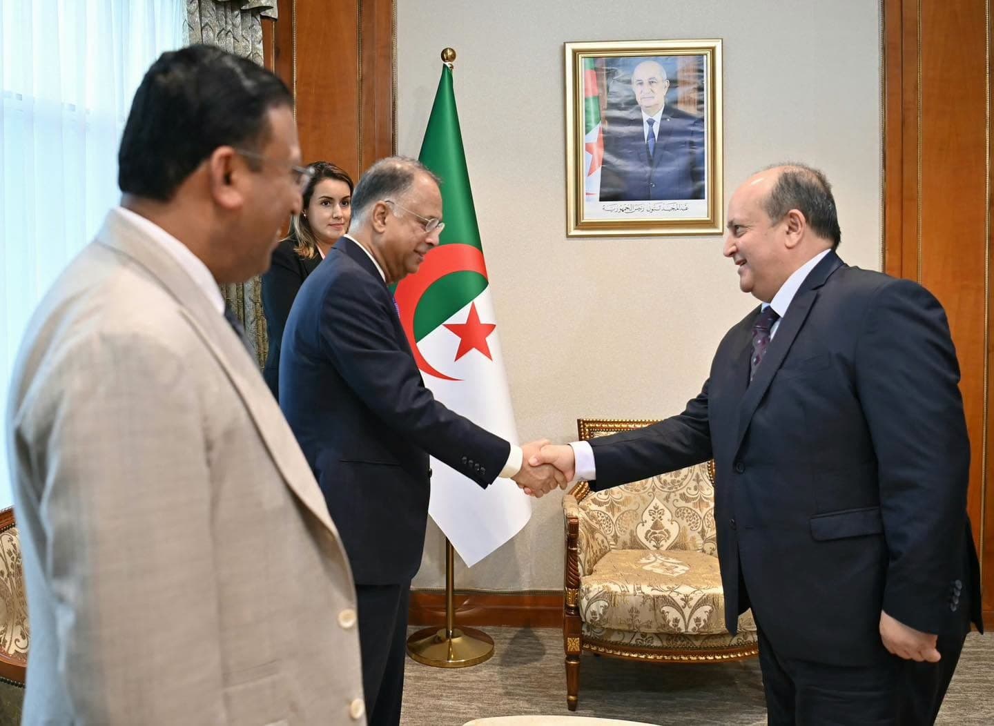 الوزير الأول الجزائري يلتقي وفد بنغلاديشي