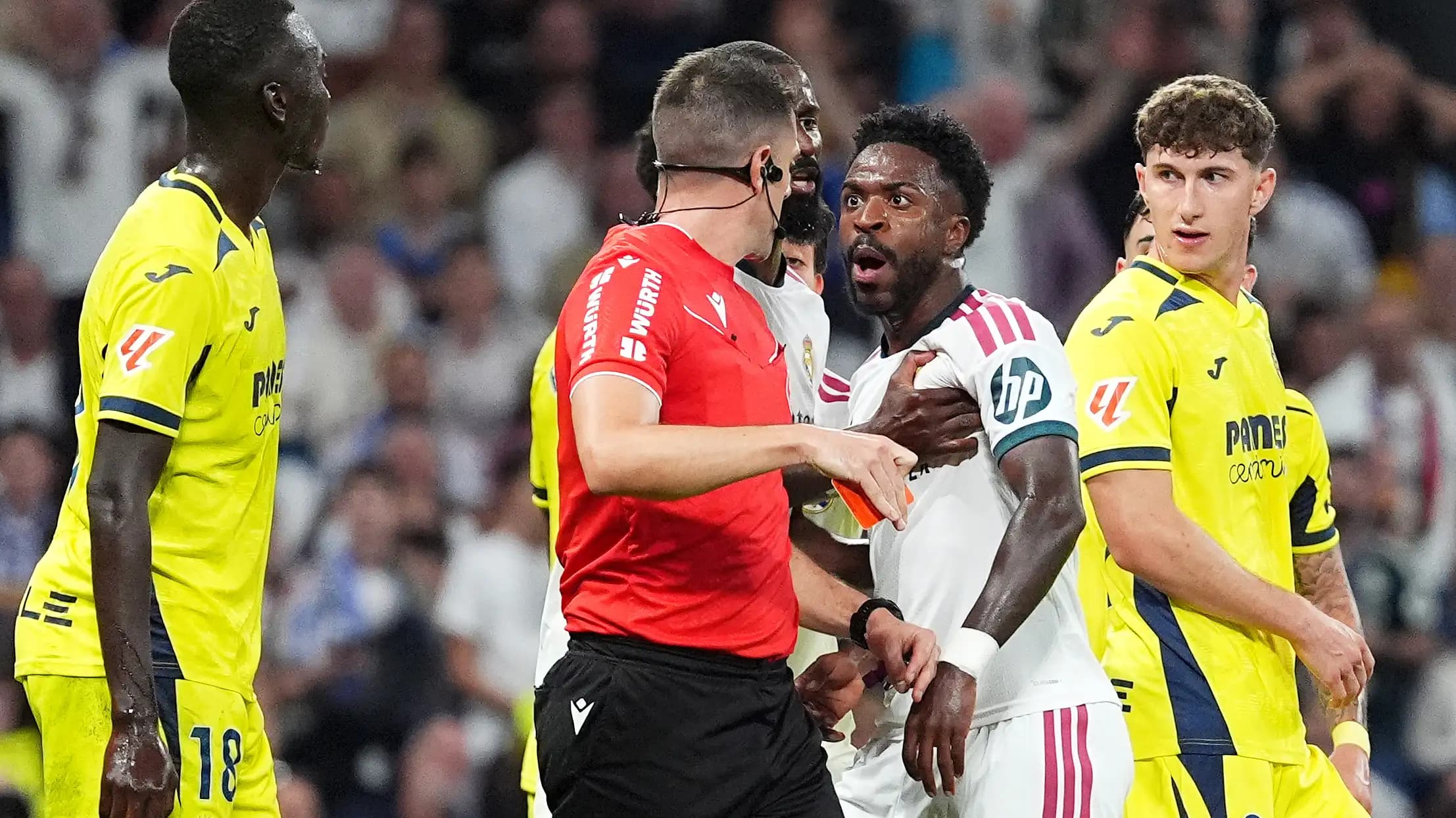 Venicius apologizes after red card and criticizes refereeing