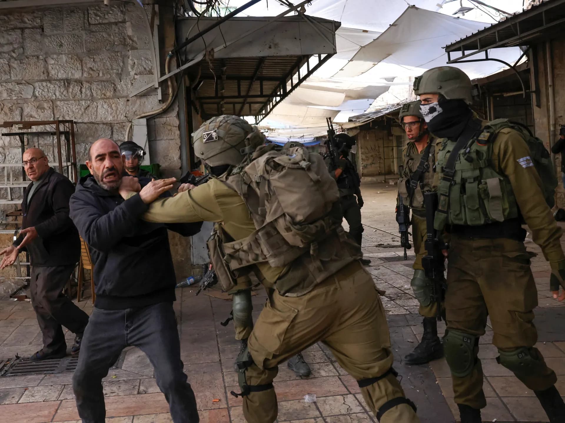 الاحتلال يعتقل 36 فلسطينيا في الضفة