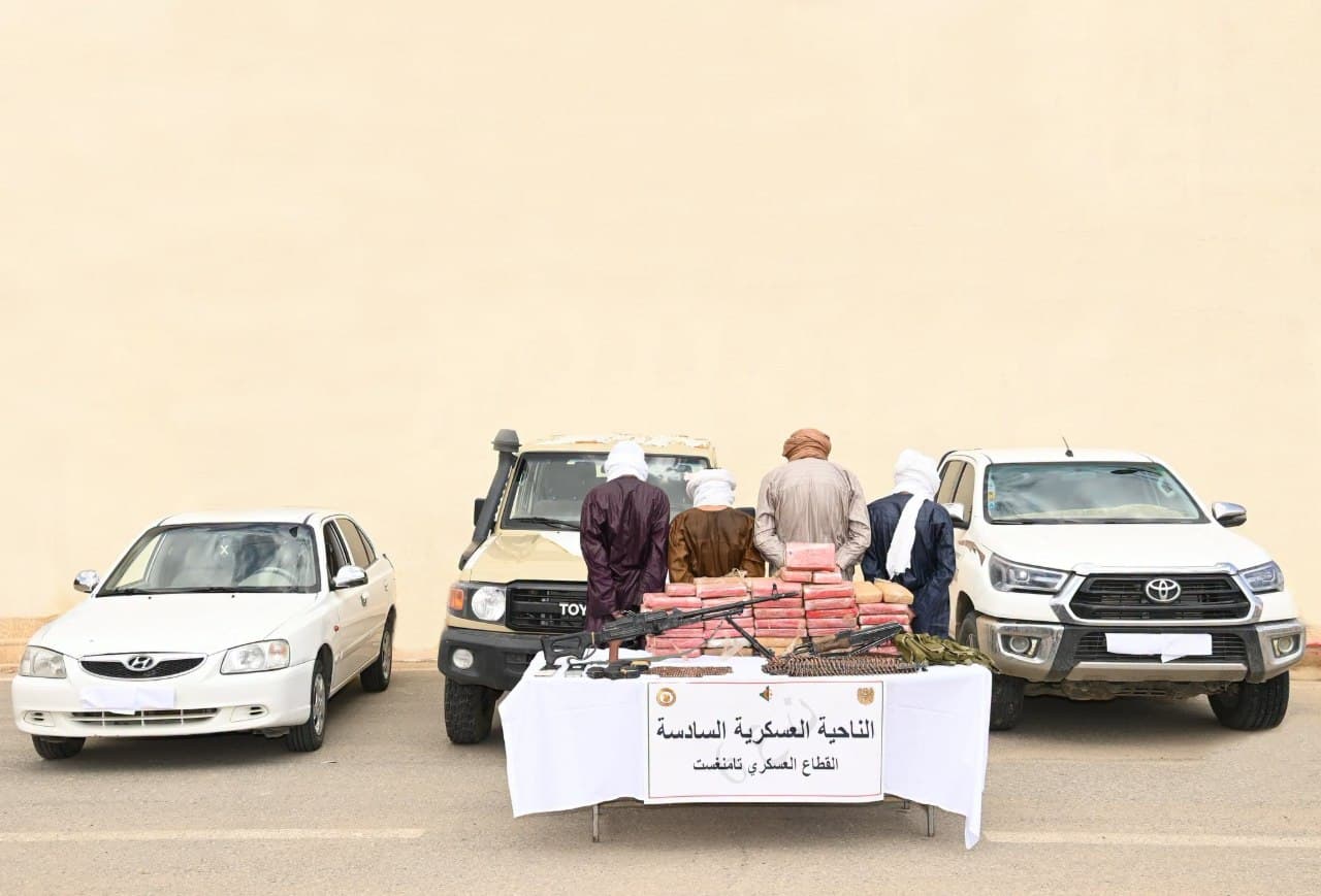 الجيش الجزائري يعتقل مهربا ويراقب مسلحين في تامنغست