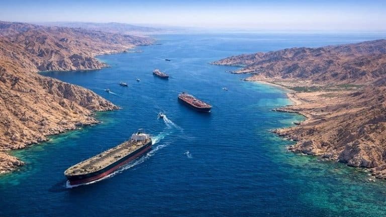 سفينة شحن تتعرض لمقذوف قرب عمان