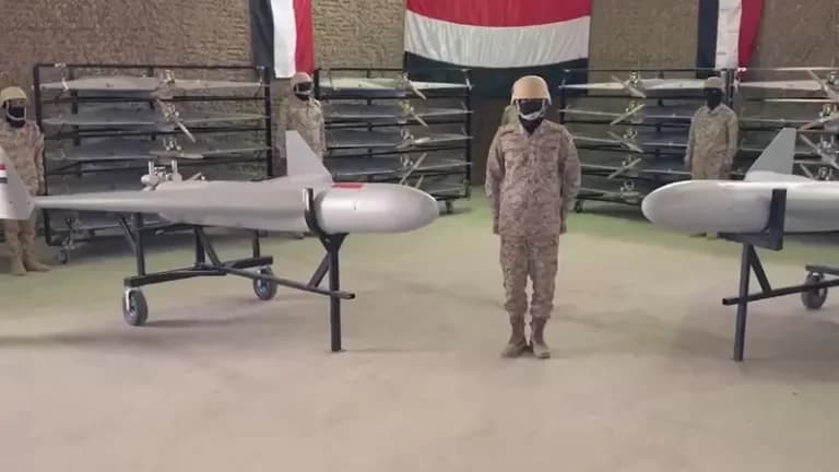 الجيش اليمني يعرض طائرات مسيرة لأول مرة