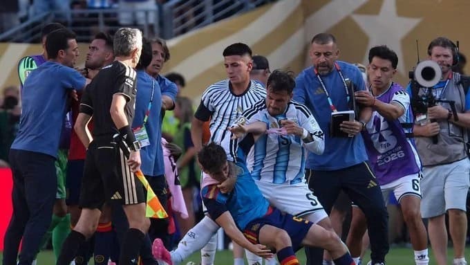 Ayala apologizes for World Cup clash with Özil