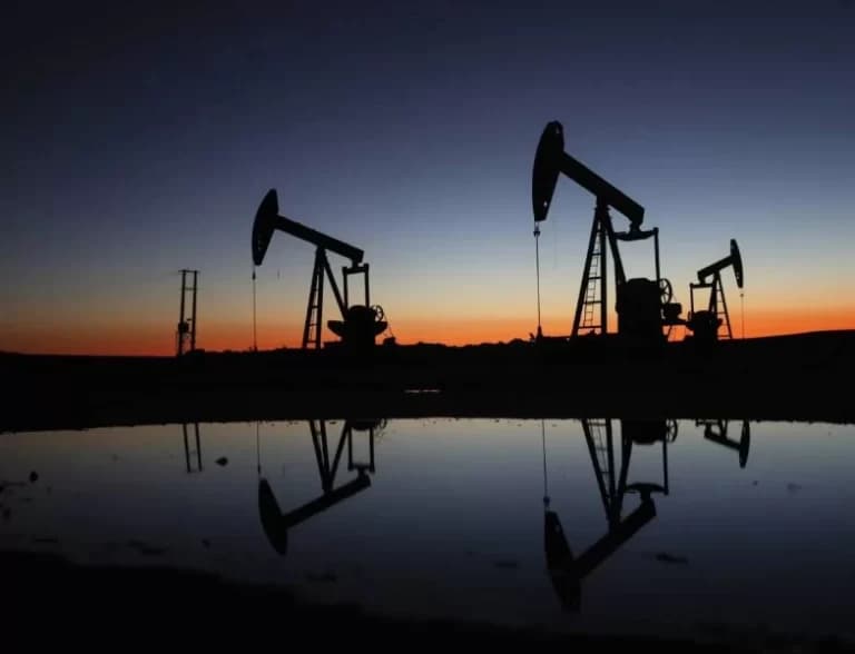 Oil drops 5% amid regional stability