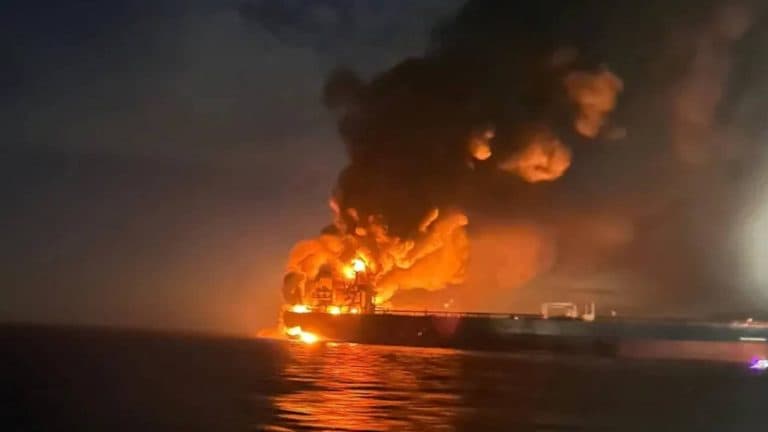 مجهول يصطدم بناقلة قبالة عمان