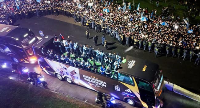 Thousands greet Argentina team without Messi