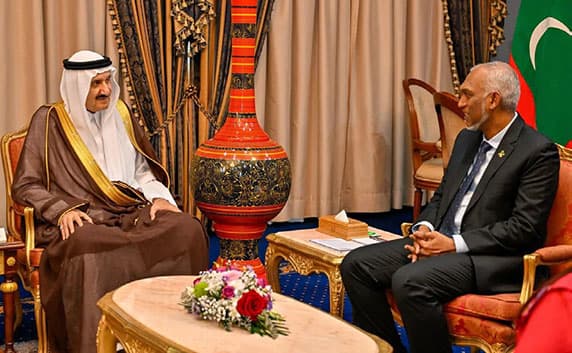 رئيس المالديف يلتقي منصور بن متعب