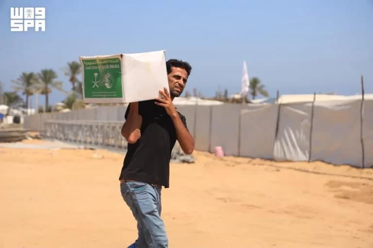 مركز الملك سلمان يوزع 1300 سلة غذائية في غزة