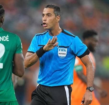 أمين عمر يدير مباراة الأهلي وأوكلاند