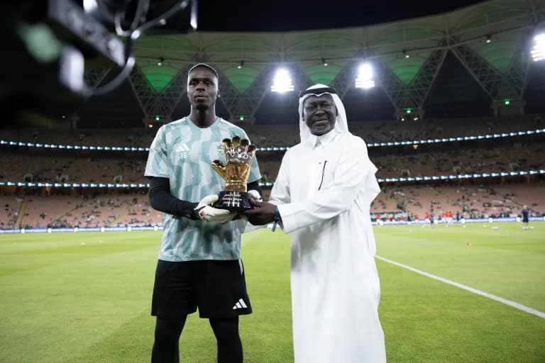 Mendy awarded Golden Glove by Khaled Masoud