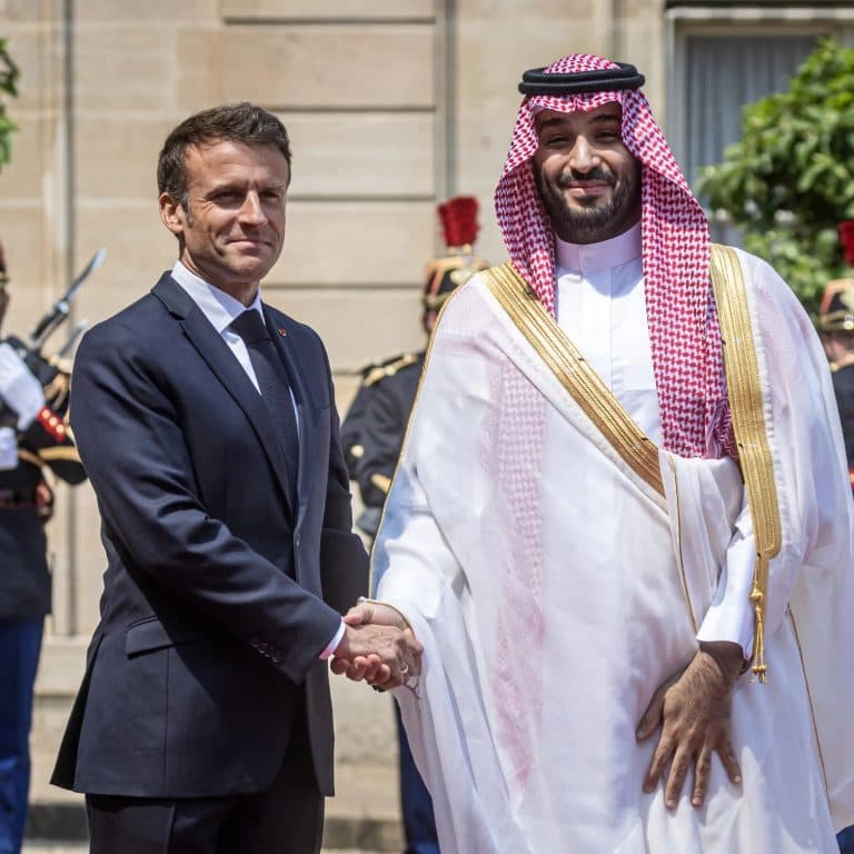 ولي العهد والرئيس يناقشان تعزيز التعاون بين السعودية وفرنسا