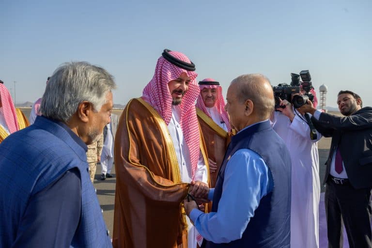 رئيس وزراء باكستان يختتم زيارته للسعودية