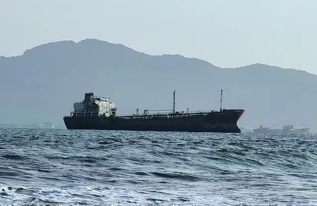 Washington confirms Hormuz route open