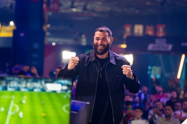 بنزيما يثني على أجواء كأس العالم الإلكتروني