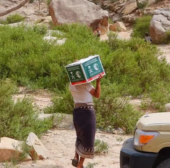 مركز الملك سلمان يوزع سلالاً ويزيل ألغام اليمن