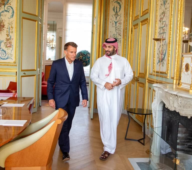 ولي العهد يلتقي الرئيس الفرنسي في الإليزيه
