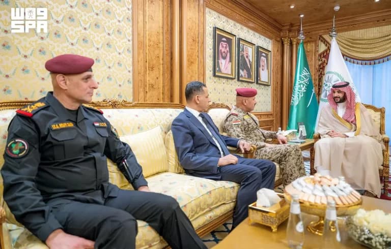 وزير الدفاع يلتقي بمسؤول عسكري عراقي