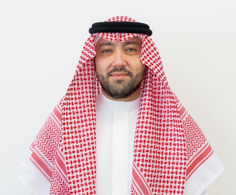 طارق إسماعيل يحصل على جائزة التميز الدولي في إسطنبول